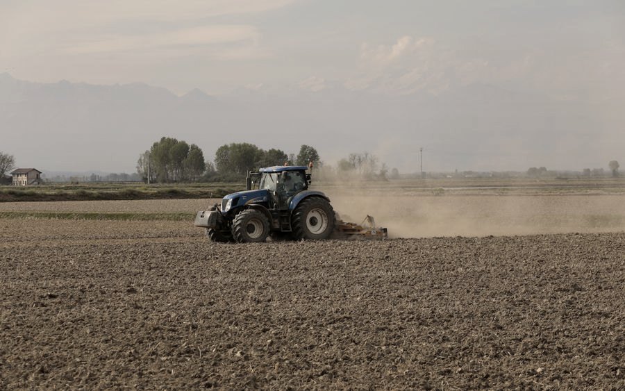 Trator agrícola trabalhando em lavoura